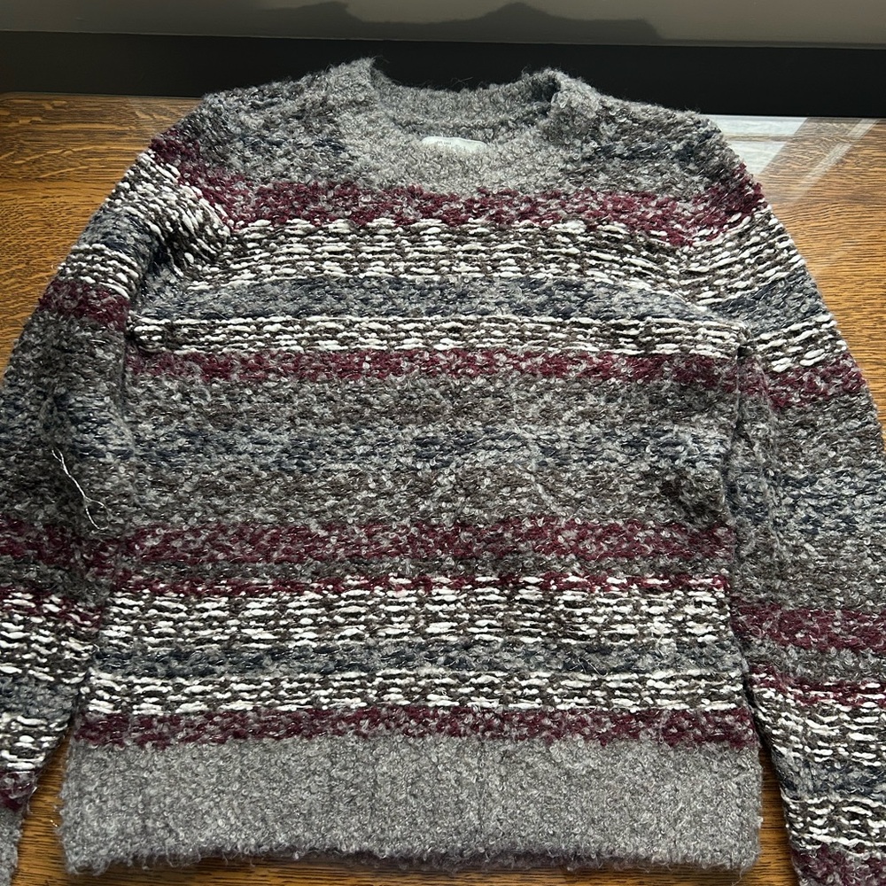 Abercrombie & Fitch Women's Gray and Burgundy Crewneck Sweater
